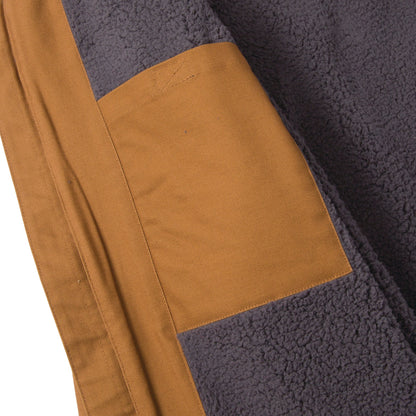 Chaqueta con capucha y forro de sherpa