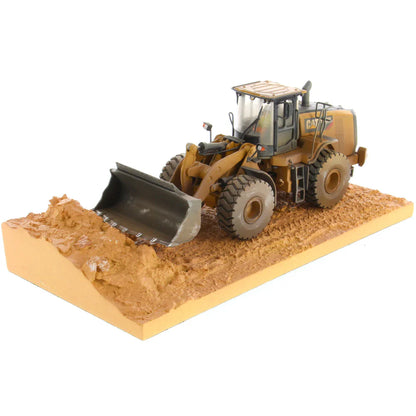 Cargadora de ruedas desgastada 966M a escala 1:50