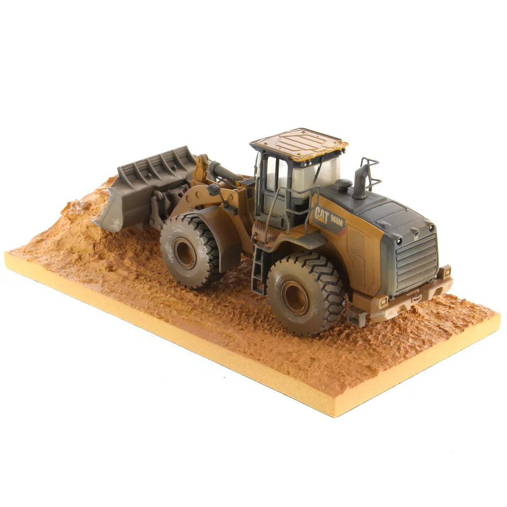 Cargadora de ruedas desgastada 966M a escala 1:50