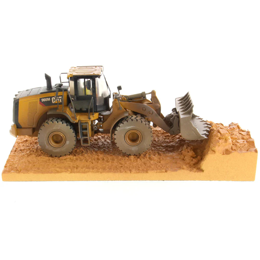 Cargadora de ruedas desgastada 966M a escala 1:50