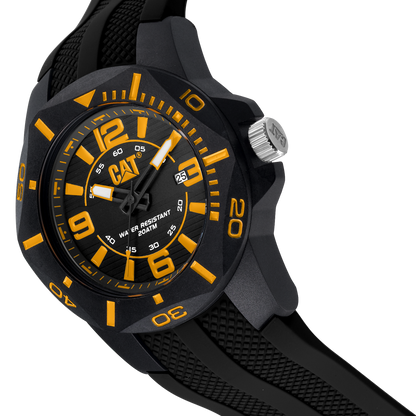 Reloj de buceo con esfera amarilla y negra y correa de silicona
